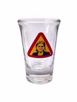 Snapsglas, vägskylt Magdalena Andersson